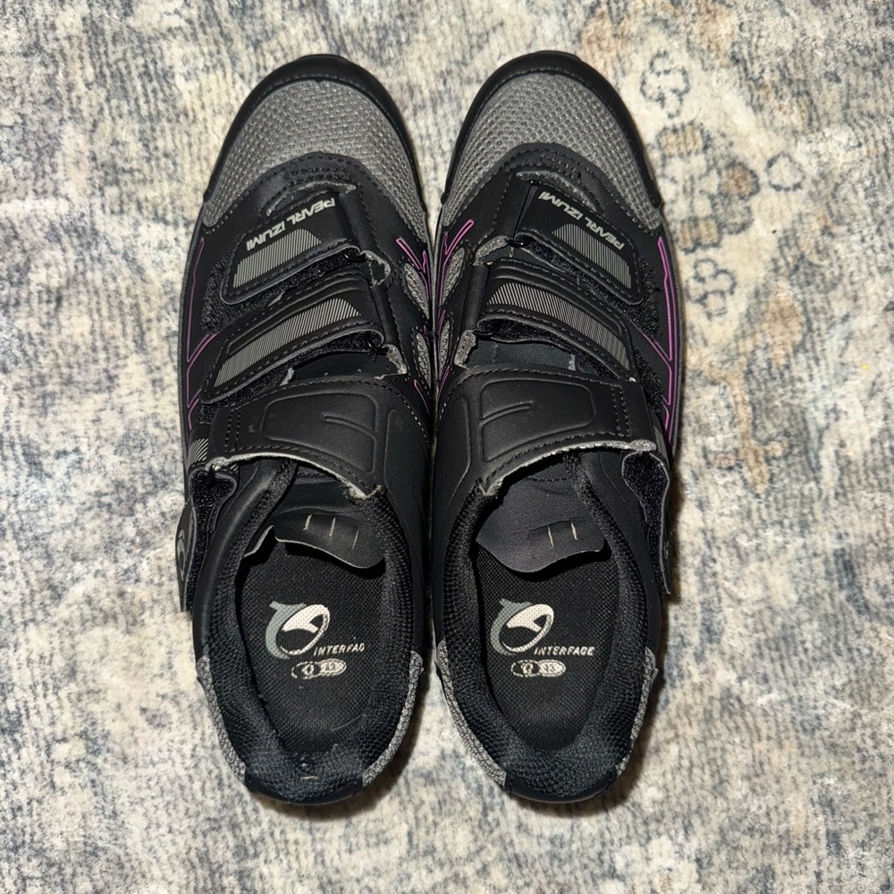 Pearl Izumi Women's Black and Gray Spin/Cycling Shoes